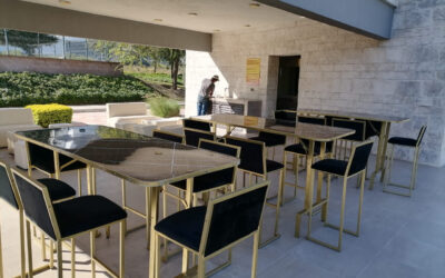 Los Beneficios de las Mesas Periqueras Doradas para Eventos