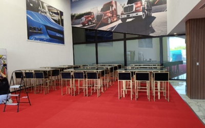 MESAS PERIQUERAS: LA VERSATILIDAD IDEAL PARA NETWORKING EN EXPOSICIONES Y CONFERENCIAS